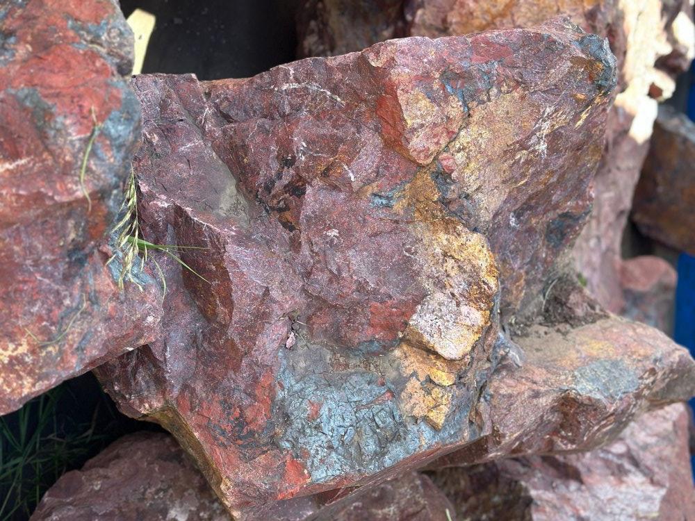 Камни для ландшафтного дизайна красно-фиолетовые 10-60 килограмм купить в Люберцах