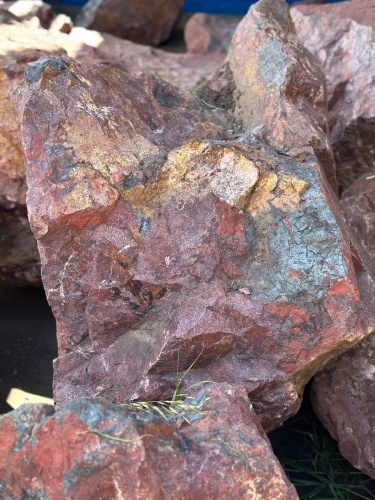 Камни для ландшафтного дизайна красно-фиолетовые 10-60 килограмм купить в Люберцах