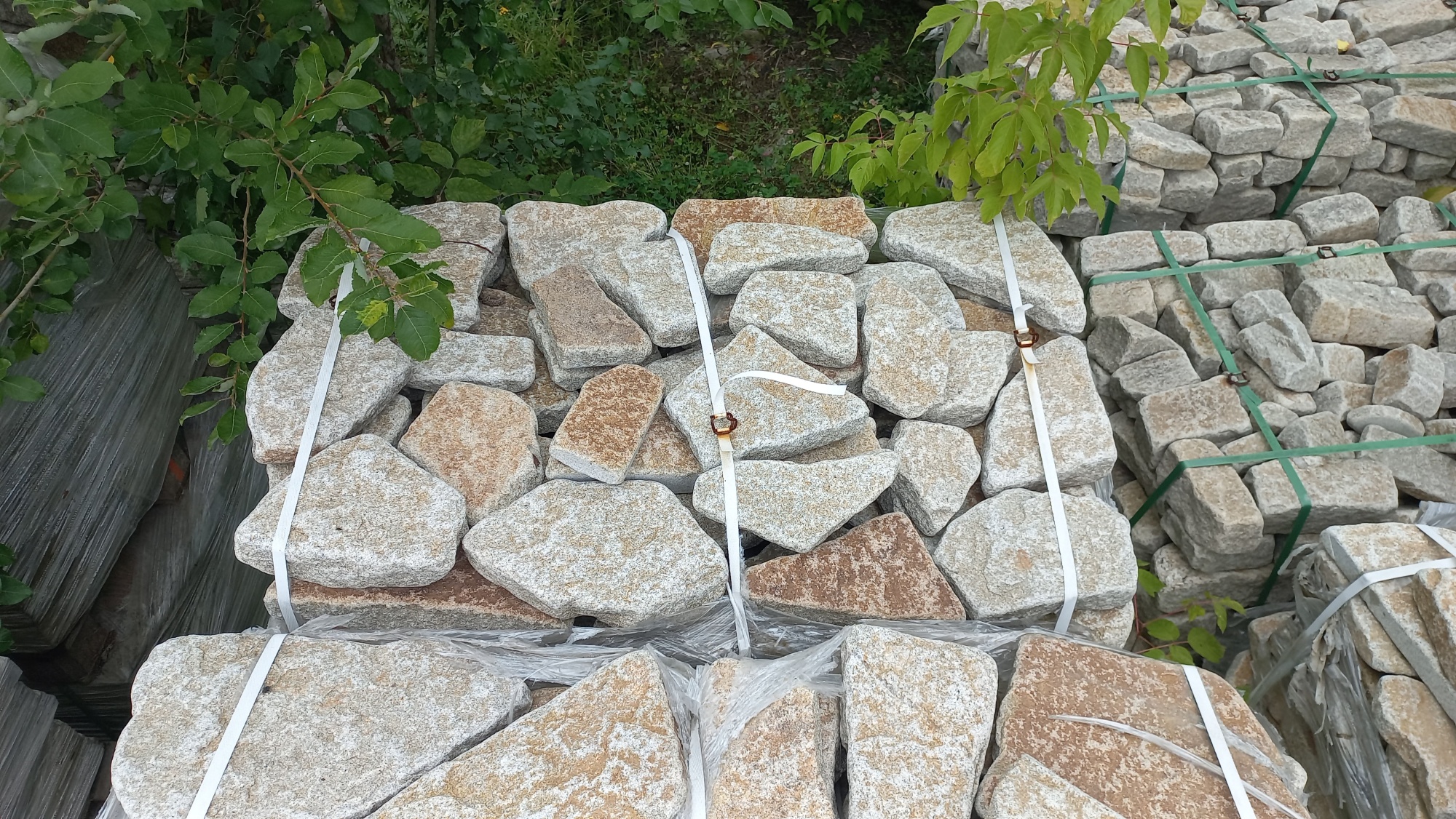 Гранитный плитняк галтованный для мощения купить в Люберцах