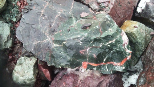 Гигантские зелёные валуны для ландшафтного дизайна весом более 5 тонн купить в Люберцах