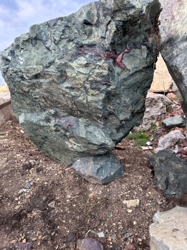 Гигантские зелёные валуны для ландшафтного дизайна весом более 5 тонн купить в Люберцах