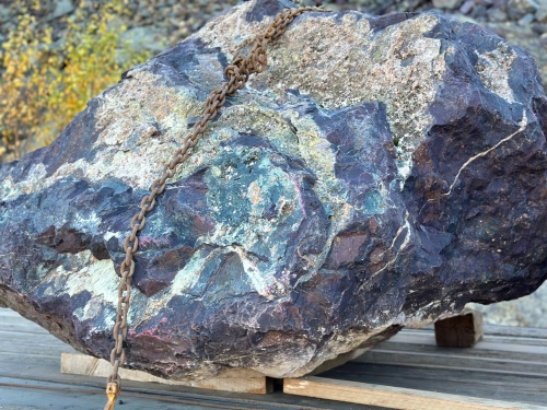 Огромные красно-фиолетовые валуны для ландшафтного дизайна весом более 5 тонн купить в Люберцах