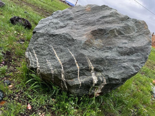 Гигантские зелёные валуны для ландшафтного дизайна весом более 5 тонн купить в Люберцах