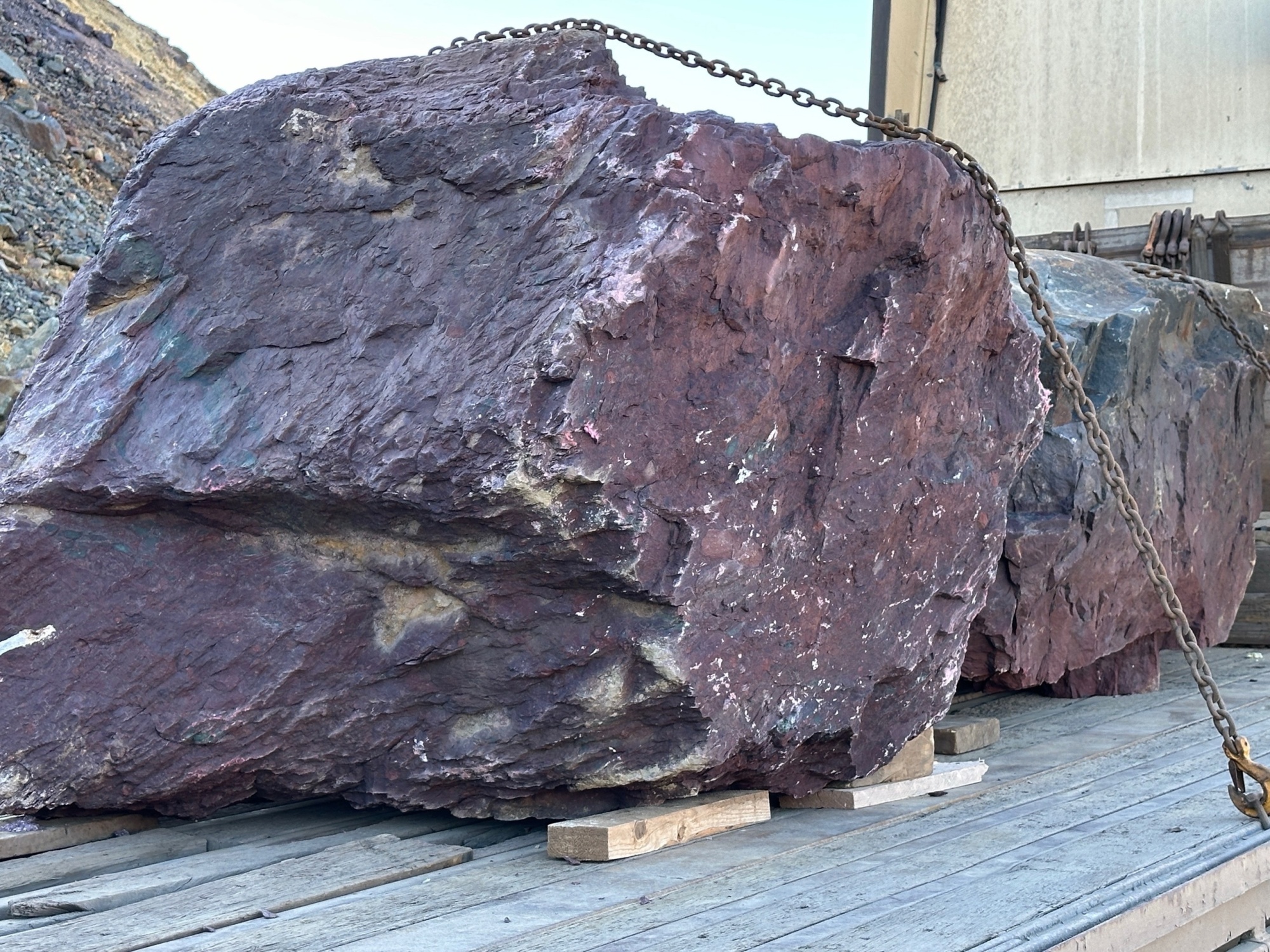 Огромные красно-фиолетовые валуны для ландшафтного дизайна весом более 5 тонн купить в Люберцах