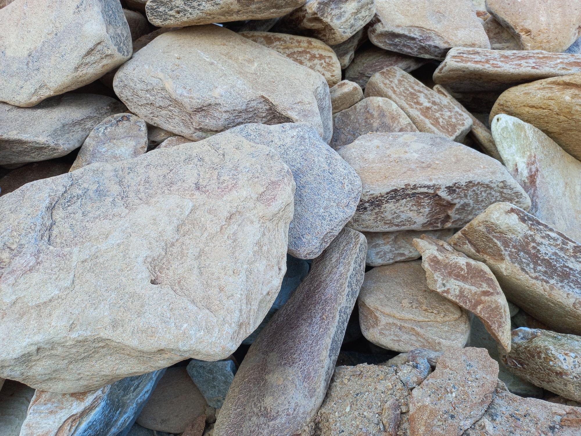 Златолит жёлтый, жёлто-зелёный глыбки и валуны для ланшафтного дизайна купить в Люберцах