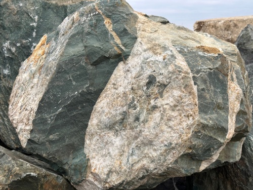 Гигантские зелёные валуны для ландшафтного дизайна весом более 5 тонн купить в Люберцах