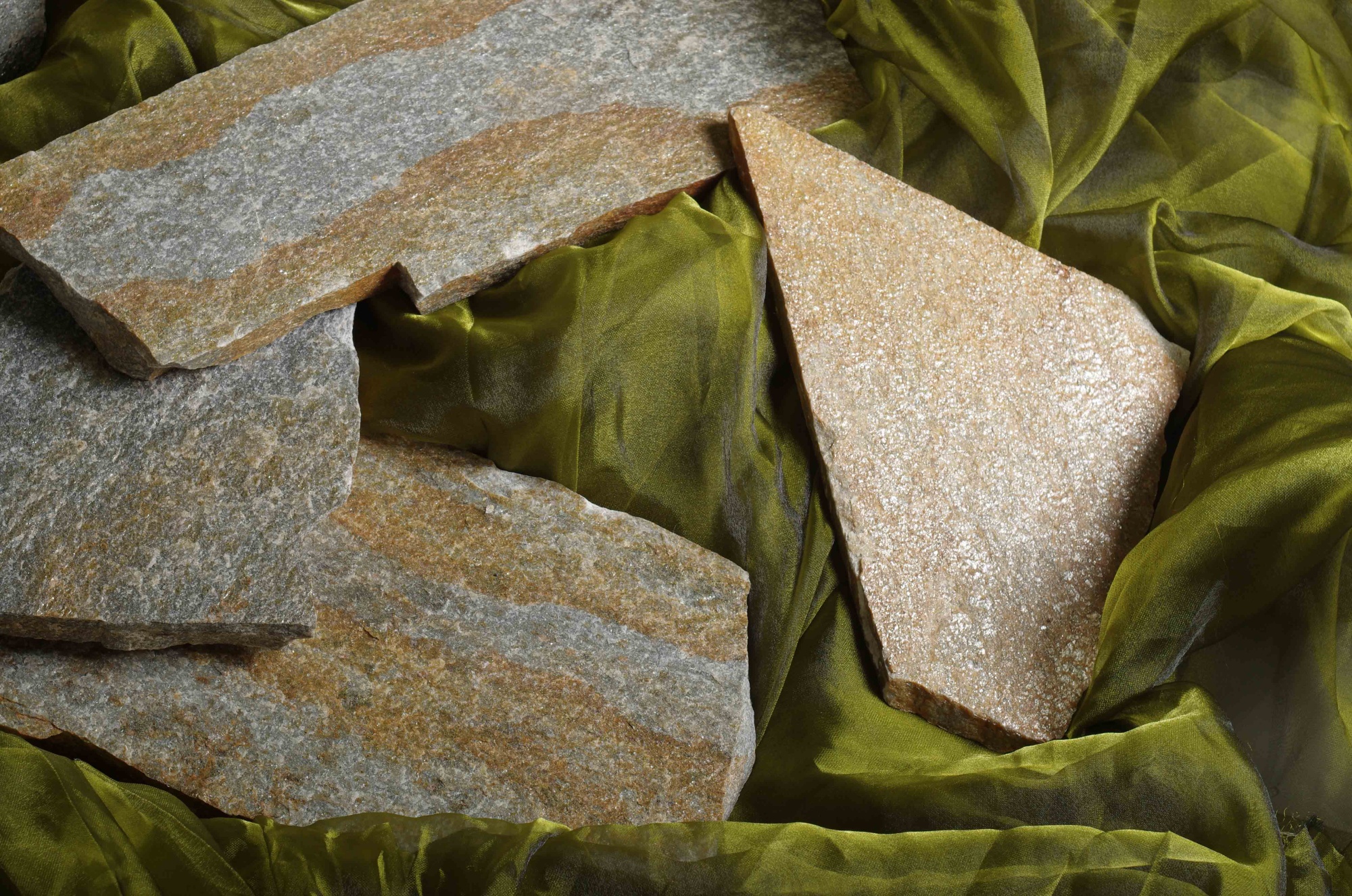 Плитняк златолит Уральский для цоколя, отмостки купить в Люберцах