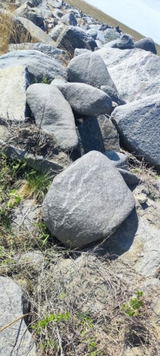 ландшафтные валуны серые